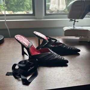 Spanish Leather Collection by Sergio Zelcer black ribboned heels size 7.5